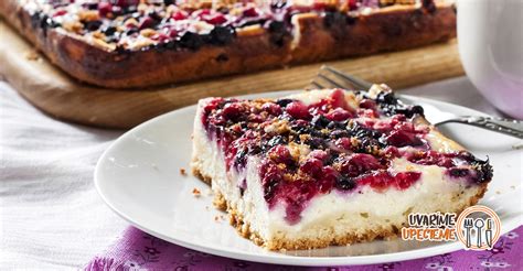 Tvarohový koláč s ovocím na tanieri
