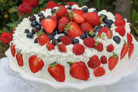Snehová torta s bielkovým krémom a ovocím