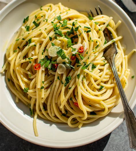 Taniere špagiet Aglio e Olio s cesnakom, chilli a petržlenovou vňaťou