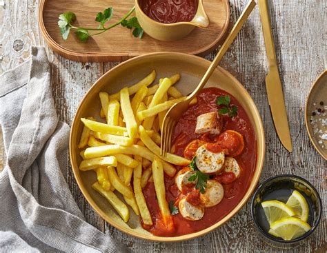 Porcia Currywurst s hranolkami a omáčkou