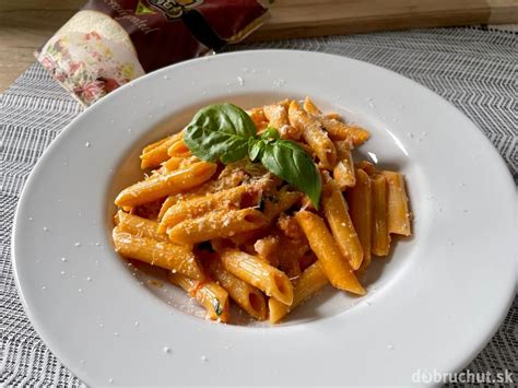 Pikantné cestoviny s paradajkovou omáčkou, slaninkou a parmezánom