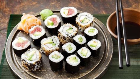 Maki sushi rolky nakrájané na kúsky