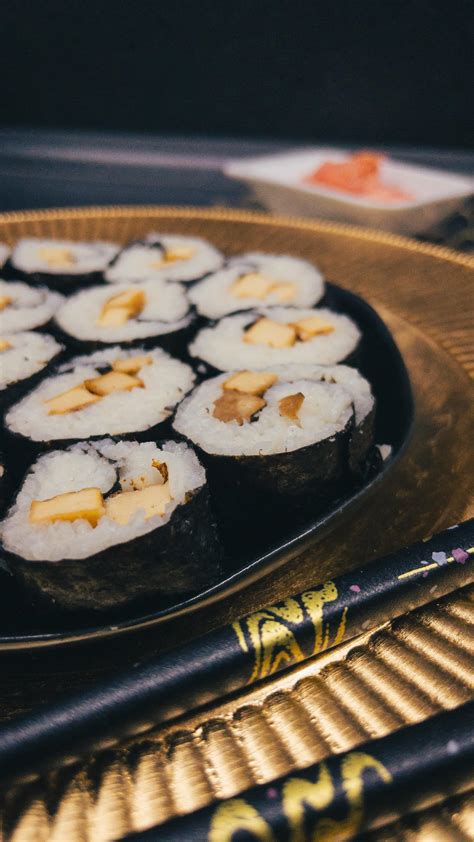 Zázvor, wasabi a sójová omáčka ako prílohy k sushi
