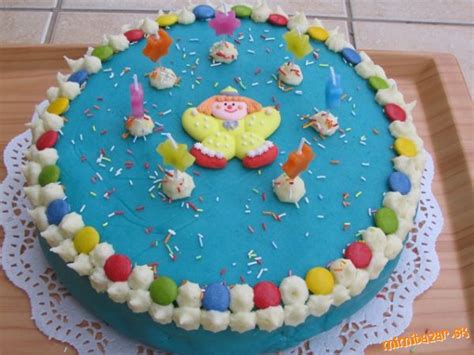Torta potiahnutá farebnou Marshmallows hmotou s ozdobami