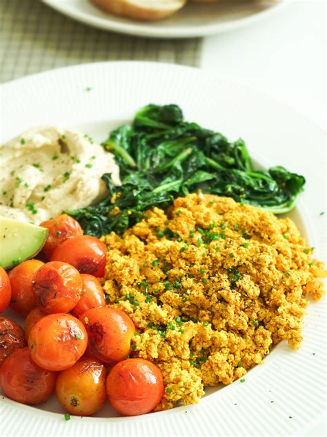 Mezze tanier s hummusom, taboulé a falafelom