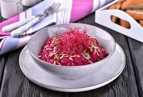 Detail ingrediencií na pečenie koláča z červenej repy
