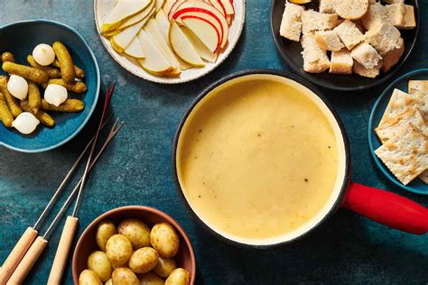 Tradičné švajčiarske fondue s chlebom a zemiakmi