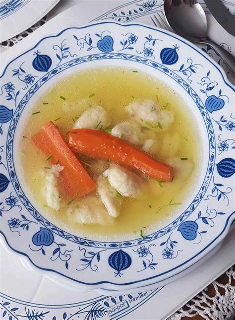 Fotografia taniera s tradičným slovenským vývarom a niťovkami