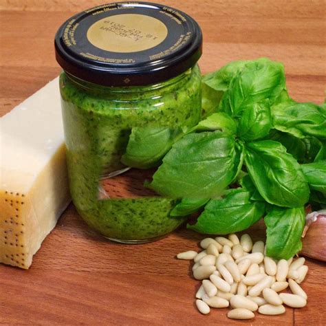 Ingrediencie na domáce bazalkové pesto