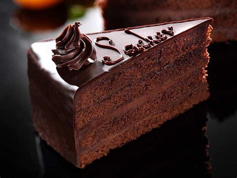 Sacherova torta s marhuľovým pyré a čokoládovou polevou