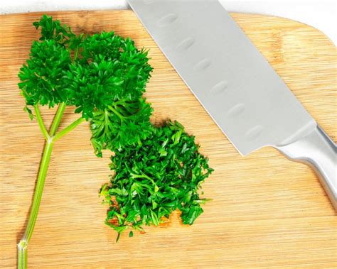 Prehľad nutričných hodnôt a účinkov petržlenovej vňate