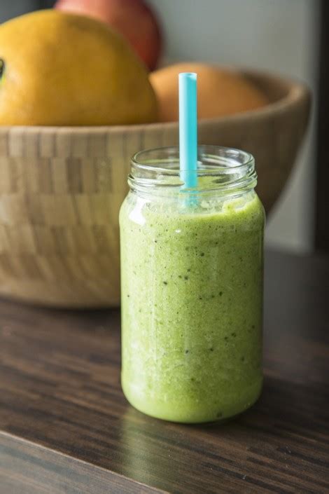 Smoothie z manga, malín a kokosovej vody