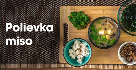 Základné ingrediencie miso polievky (miso pasta, wakame riasy, tofu, jarná cibuľka, dashi)