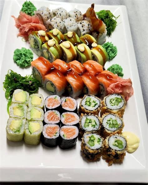 Sushi set s rôznymi druhmi sushi