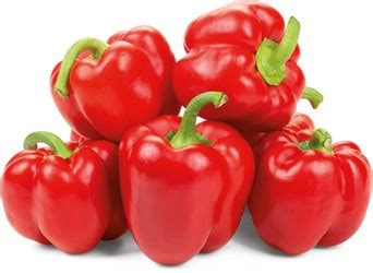 Čerstvá paprika a zelenina na krájacej doske