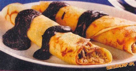 Servírované zapečené palacinky s orechovou plnkou
