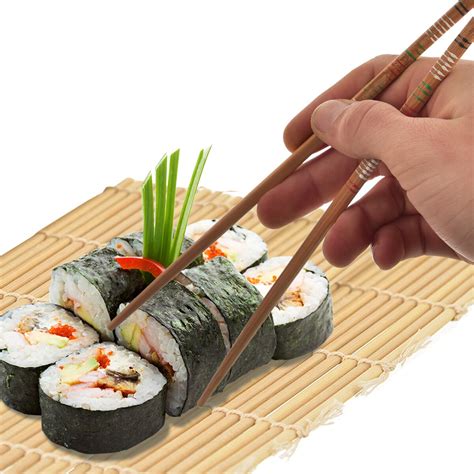 Základné nástroje na prípravu sushi: makisu, paličky, misky