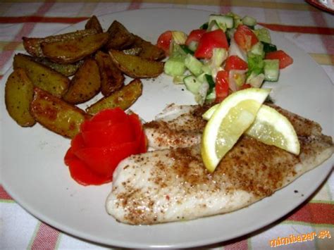 Hotová pečená tilapia s citrónom a petržlenom