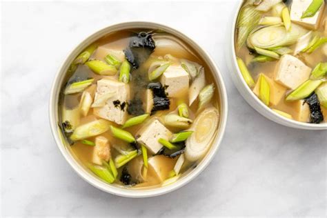 Miso polievka s tofu a hubami Shiitake