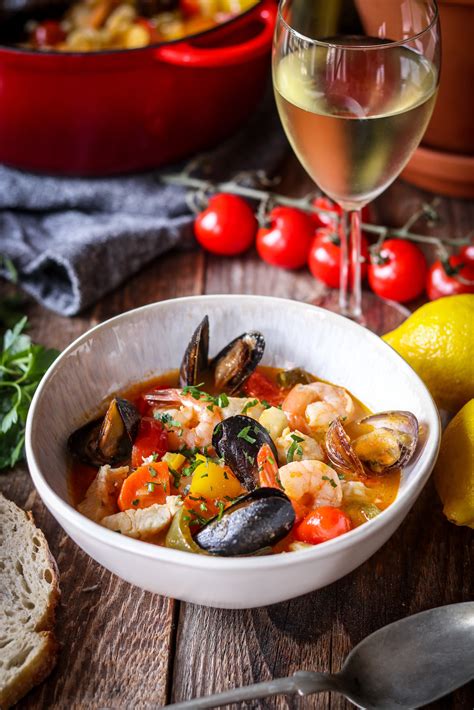 Bohatá Bouillabaisse s rôznymi morskými plodmi