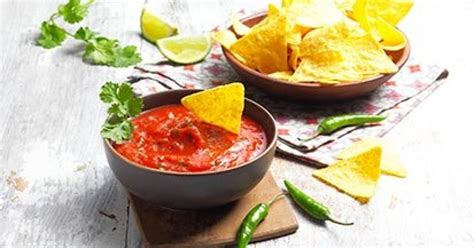 Čerstvá salsa s tortillovými chipsami