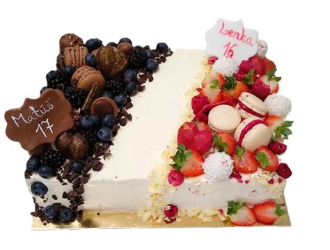 Torta pre dvoch oslávencov, rozdelená na dve polovice