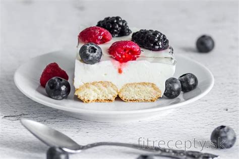 Nepečený piškótový koláč s mascarpone a ovocím