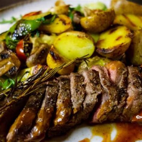 Pripravený steak a zemiaky