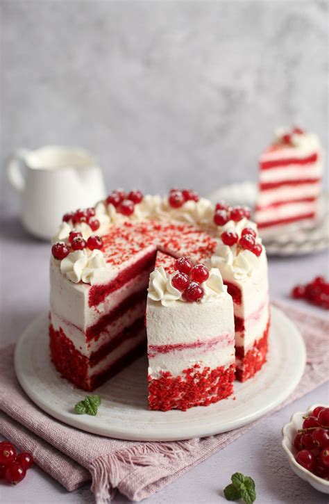 Nádherná Red Velvet torta s červeným korpusom a bielym krémom