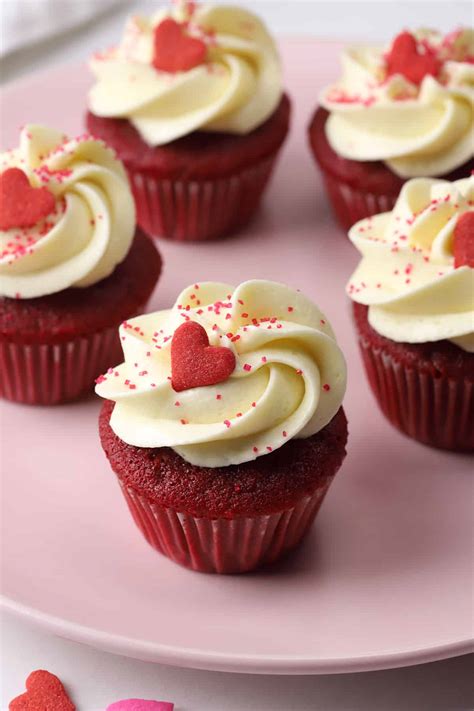 Rôzne varianty Red Velvet dezertov: cupcakes, mini torty