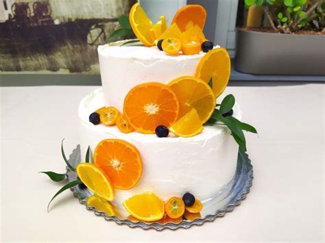Hotová vrstvená pomarančová torta s krémom a želé
