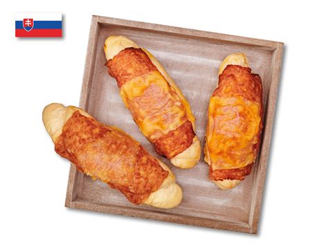 klasický čerstvý slovenský rožok na tanieri