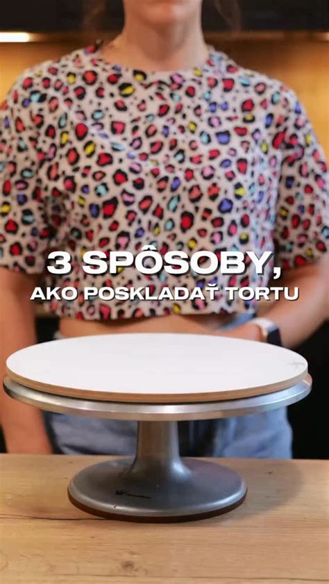 Obrázok detských ručičiek vyfarbujúcich tortu s rôznymi farbami a materiálmi