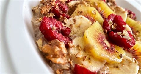 Misky s rôznymi druhmi ovsených vločiek