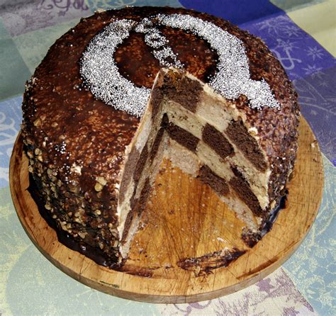 Hotová šachovnicová torta s jednoduchou dekoráciou