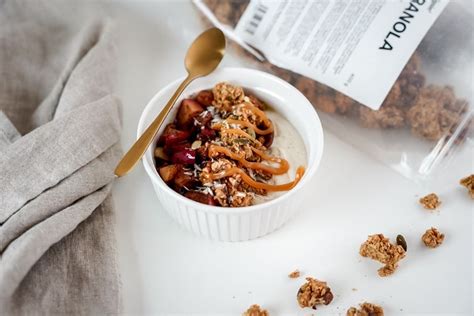 Jogurtový bowl s karamelizovanými jabĺčkami a granolou