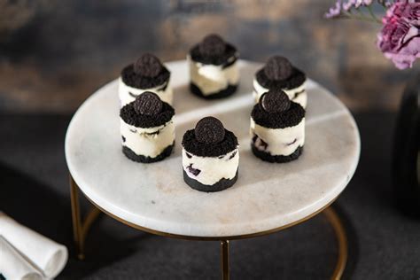 infografika s postupom prípravy nepečenej Oreo torty