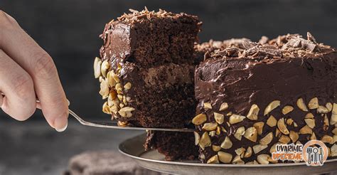 Hotová čokoládová torta s orechmi a polevou, pripravená na servírovanie