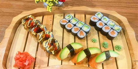 Pestro zdobené sushi rolky a nigiri na tanieri