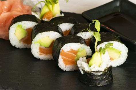 Omega-3 bohaté suroviny v sushi, ako losos a avokádo