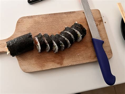 Závrečná fáza prípravy sushi - krájanie rolky