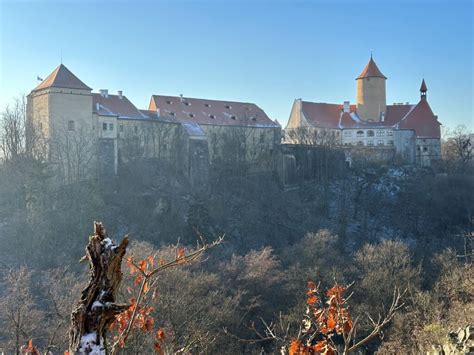 Fotografia hradu Veveří s popisom jeho historického významu