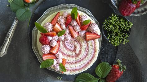 Milkbar štýl vegánskej narodeninovej torty