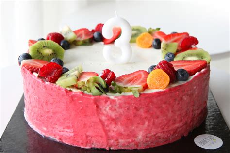 Melónová torta ozdobená čerstvým ovocím