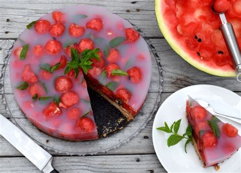 Melónová torta s korpusom a guličkami melóna