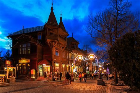 Ulica Krupówki v Zakopanom s turistami a stánkami