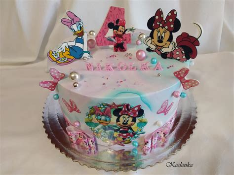 Ukážka zdobenia torty Minnie bodkami a mašľou