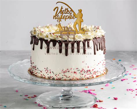 Rozmanité dekorácie na narodeninovej torte