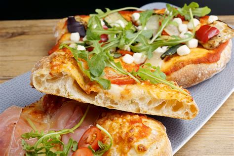 focaccia s rôznymi talianskymi prísadami