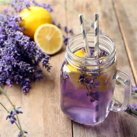 Levanduľová limonáda s plátkom citróna